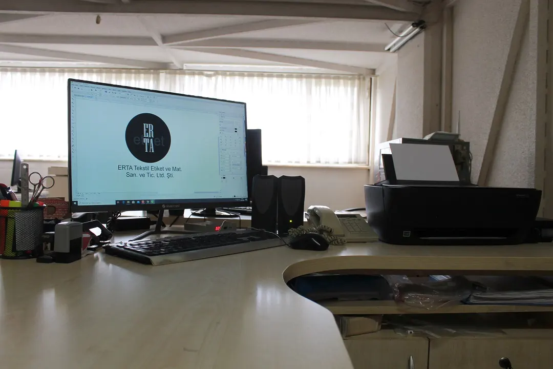 Design computer with the Erta Etiket logo in our office