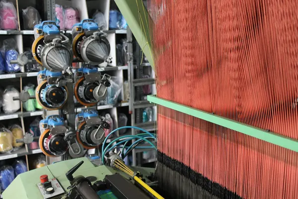 Yarn feeders and warp threads on a label loom